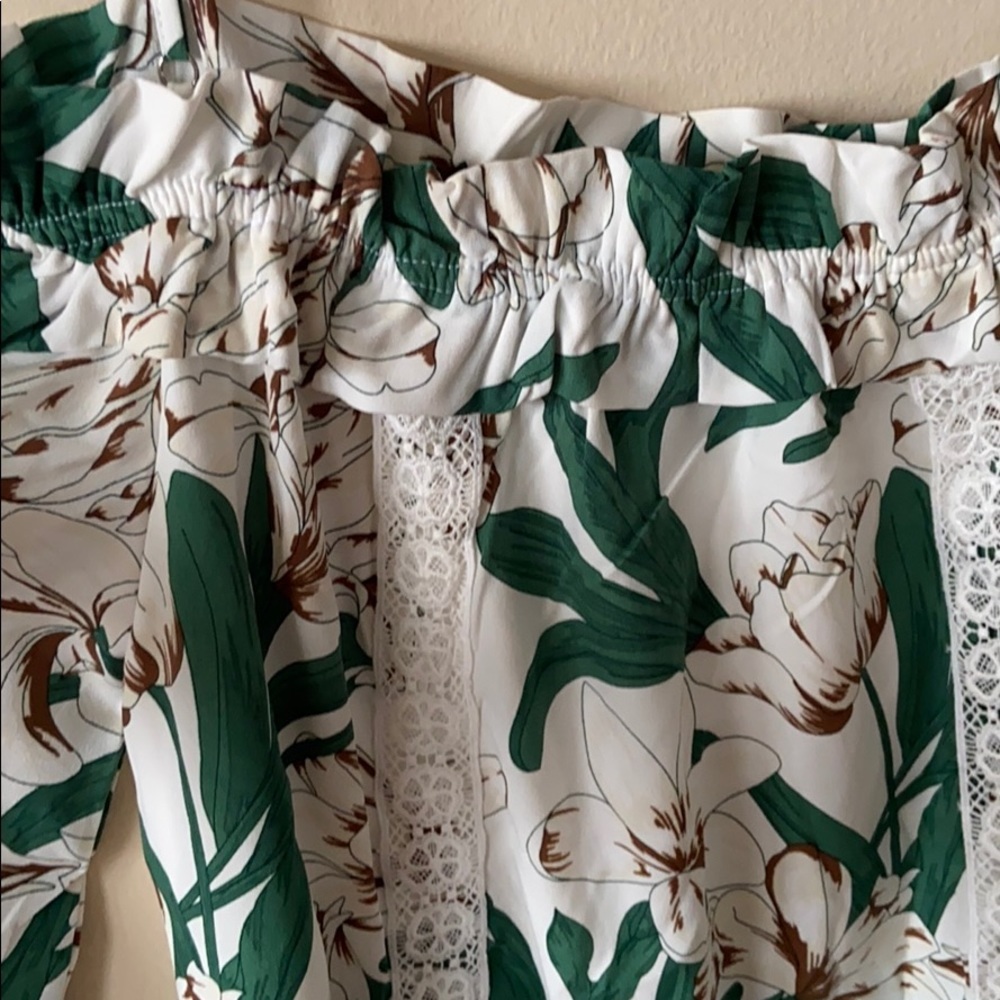 New Blu Pepper Floral cold shoulder Dress Green White Lillys Medium Short - Picture 3 of 5